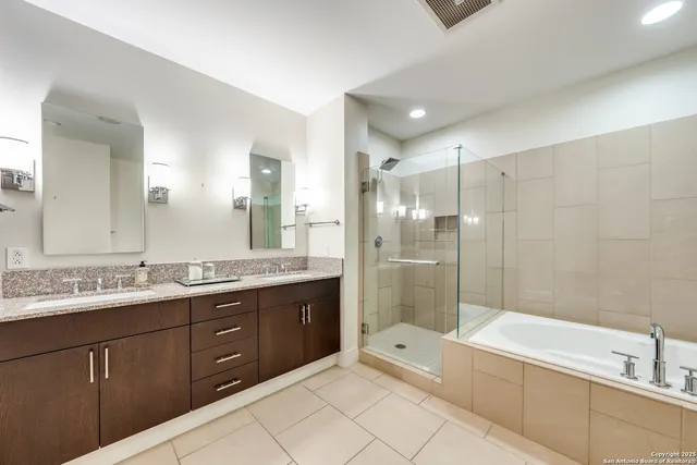 $4,000 | 610 East Market Street, Unit 2711, San Antonio, TX 78205