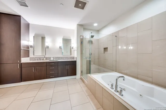 $4,000 | 610 East Market Street, Unit 2711, San Antonio, TX 78205