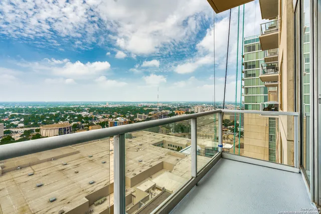 $4,000 | 610 East Market Street, Unit 2711, San Antonio, TX 78205