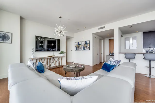 $4,000 | 610 East Market Street, Unit 2711, San Antonio, TX 78205