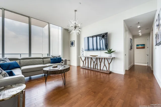 $4,000 | 610 East Market Street, Unit 2711, San Antonio, TX 78205