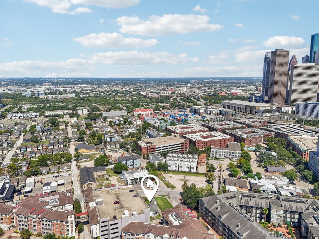 1106 Oneil Street Houston, TX 77019 - Photo 2 of 21 View of urban area