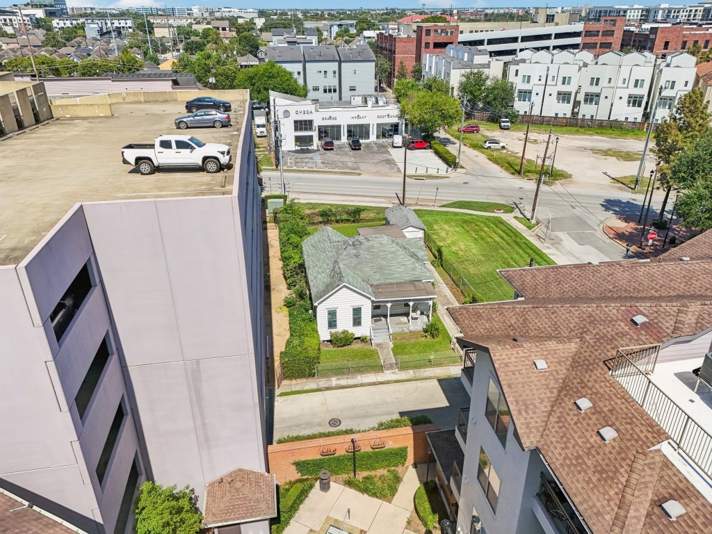 1106 Oneil Street Houston, TX 77019 - Photo 3 of 21 Drone / aerial view