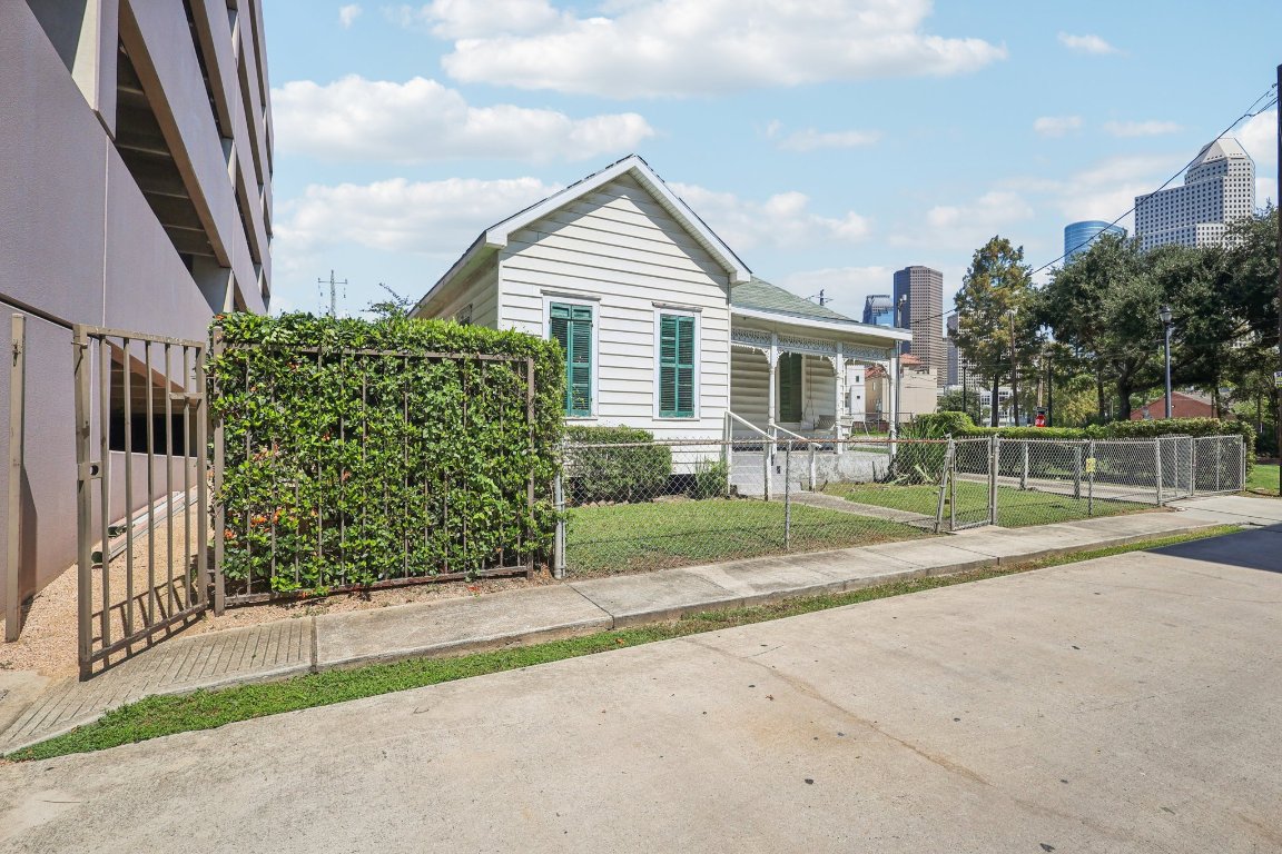 1106 Oneil Street Houston, TX 77019 - Photo 5 of 21 View of front facade featuring a gate and a fenced front yard