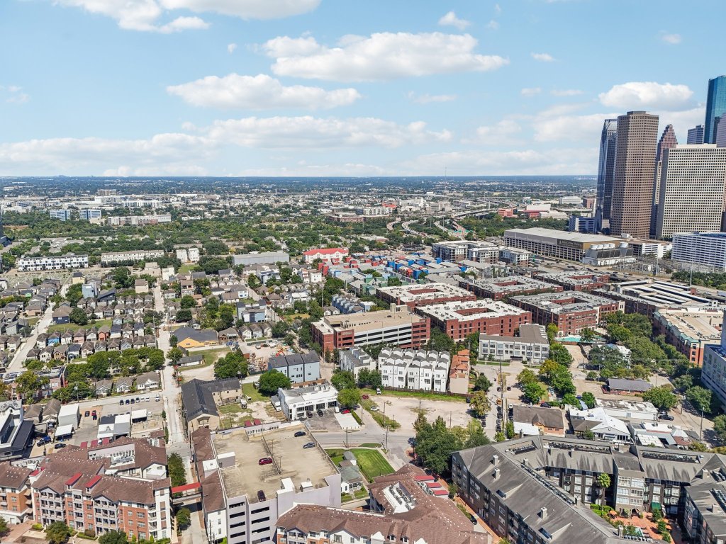 1106 Oneil Street Houston, TX 77019 - Photo 9 of 21 View of urban area