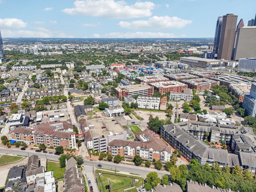 1106 Oneil Street Houston, TX 77019 - Photo 10 of 21 View of urban area
