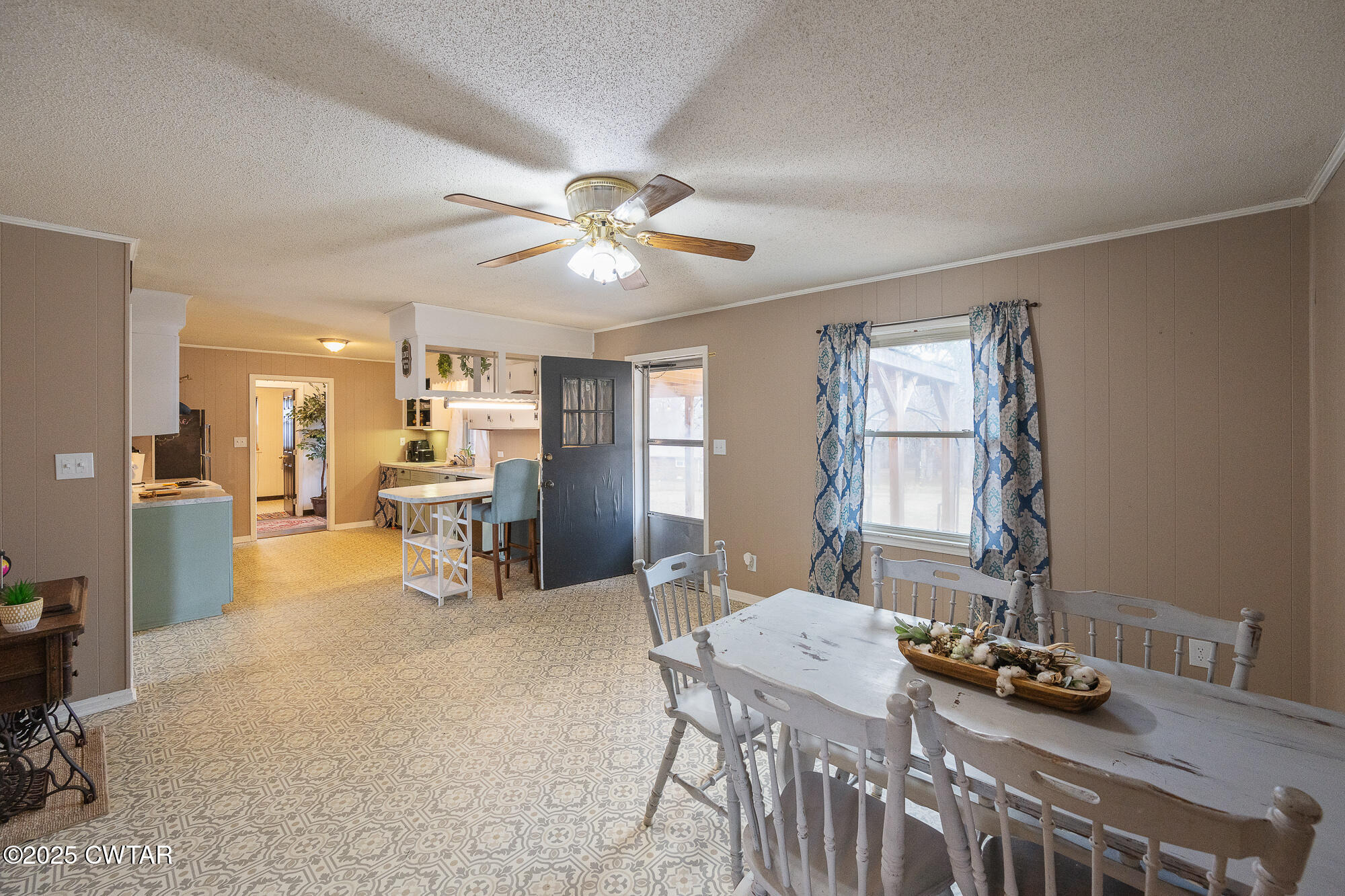 725 East Poplar Drive Decaturville, TN 38329 - Photo 15 of 43 a living room with furniture and kitchen view