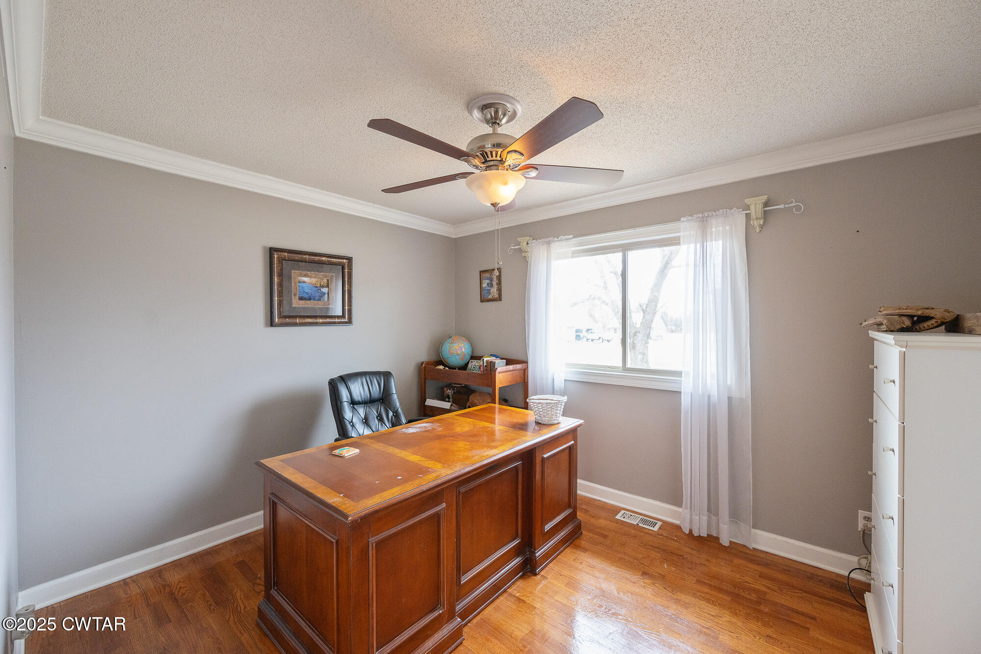 725 East Poplar Drive Decaturville, TN 38329 - Photo 19 of 43 a room with furniture and a window