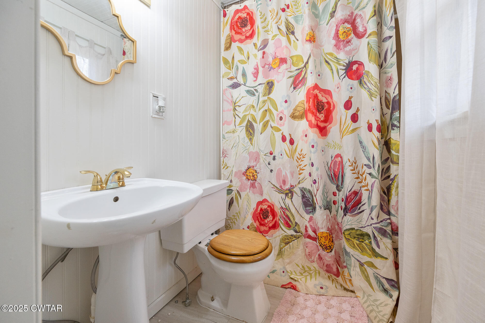 725 East Poplar Drive Decaturville, TN 38329 - Photo 24 of 43 a bathroom with a sink toilet and mirror