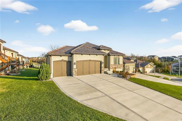 $725,000 | 433 Northwest Kaylea Court, Lee's Summit, MO 64081