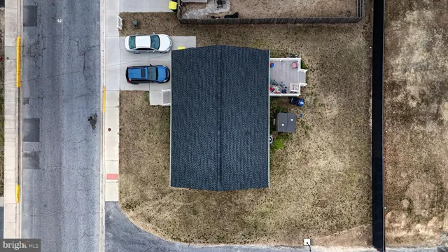 a view of a parking area