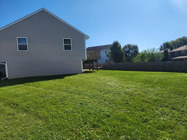 a view of a house with backyard