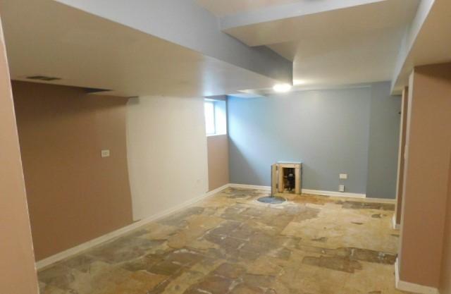 Undisclosed Address Chicago, IL 60630 - Photo 11 of 16 a view of a livingroom with an empty space