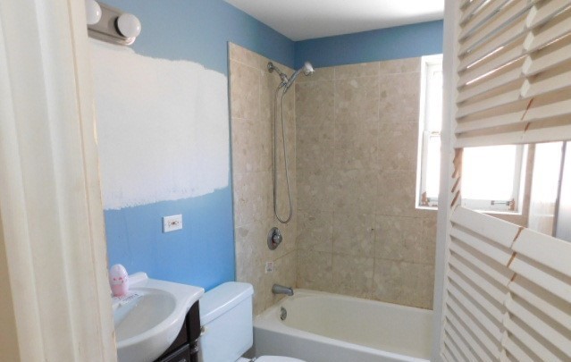 Undisclosed Address Chicago, IL 60630 - Photo 9 of 16 a bathroom with a bathtub and a shower