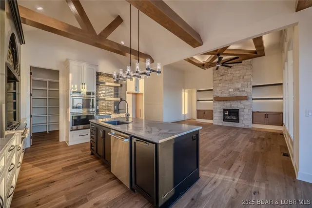 $2,240,000 | 31280 Los Breezes Circle, Rocky Mount, MO 65072