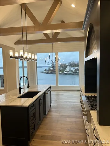 $2,240,000 | 31280 Los Breezes Circle, Rocky Mount, MO 65072