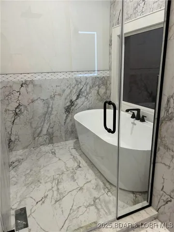 $2,240,000 | 31280 Los Breezes Circle, Rocky Mount, MO 65072