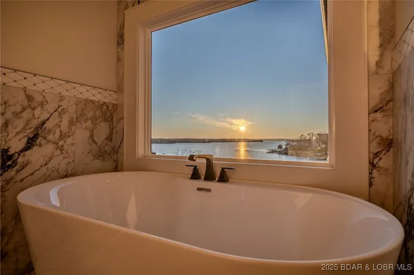 $2,240,000 | 31280 Los Breezes Circle, Rocky Mount, MO 65072
