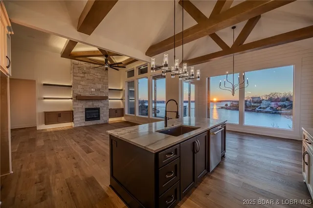 $2,240,000 | 31280 Los Breezes Circle, Rocky Mount, MO 65072