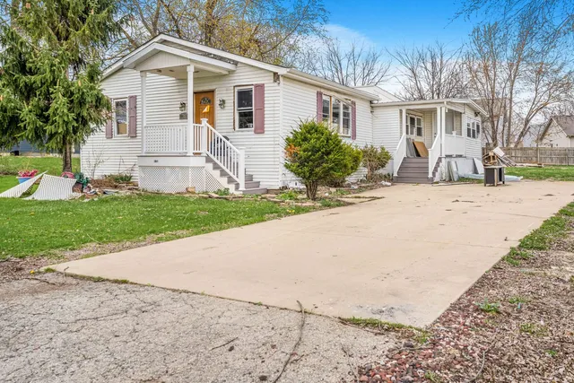 a view of a house with a yard