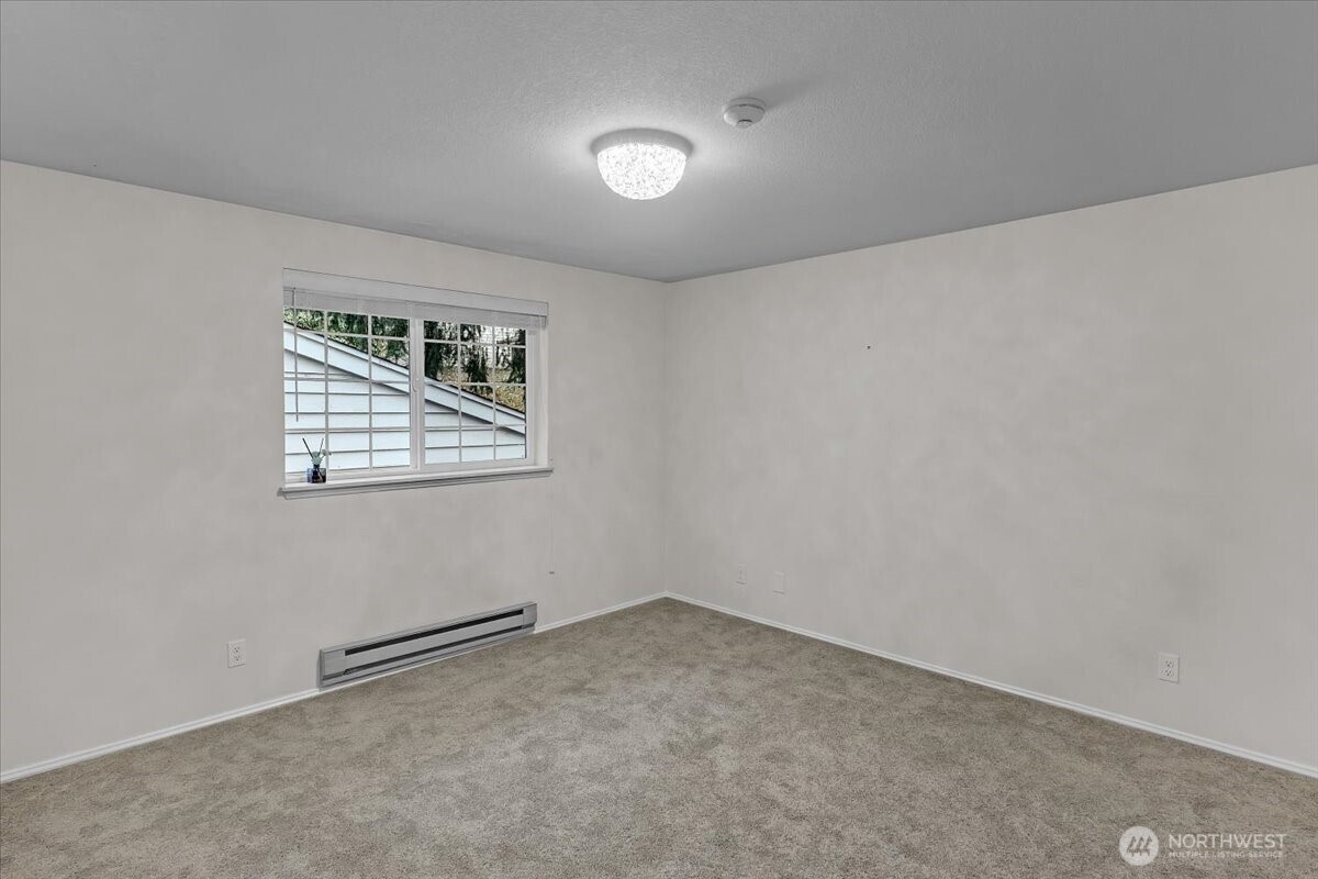8653 Avondale Road Northeast, Unit D208 Redmond, WA 98052 - Photo 14 of 32 an empty room with windows