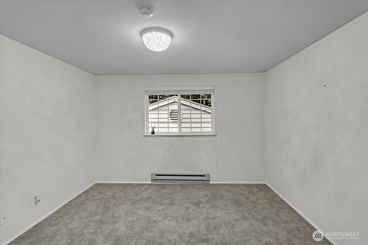 8653 Avondale Road Northeast, Unit D208 Redmond, WA 98052 - Photo 17 of 32 an empty room with windows