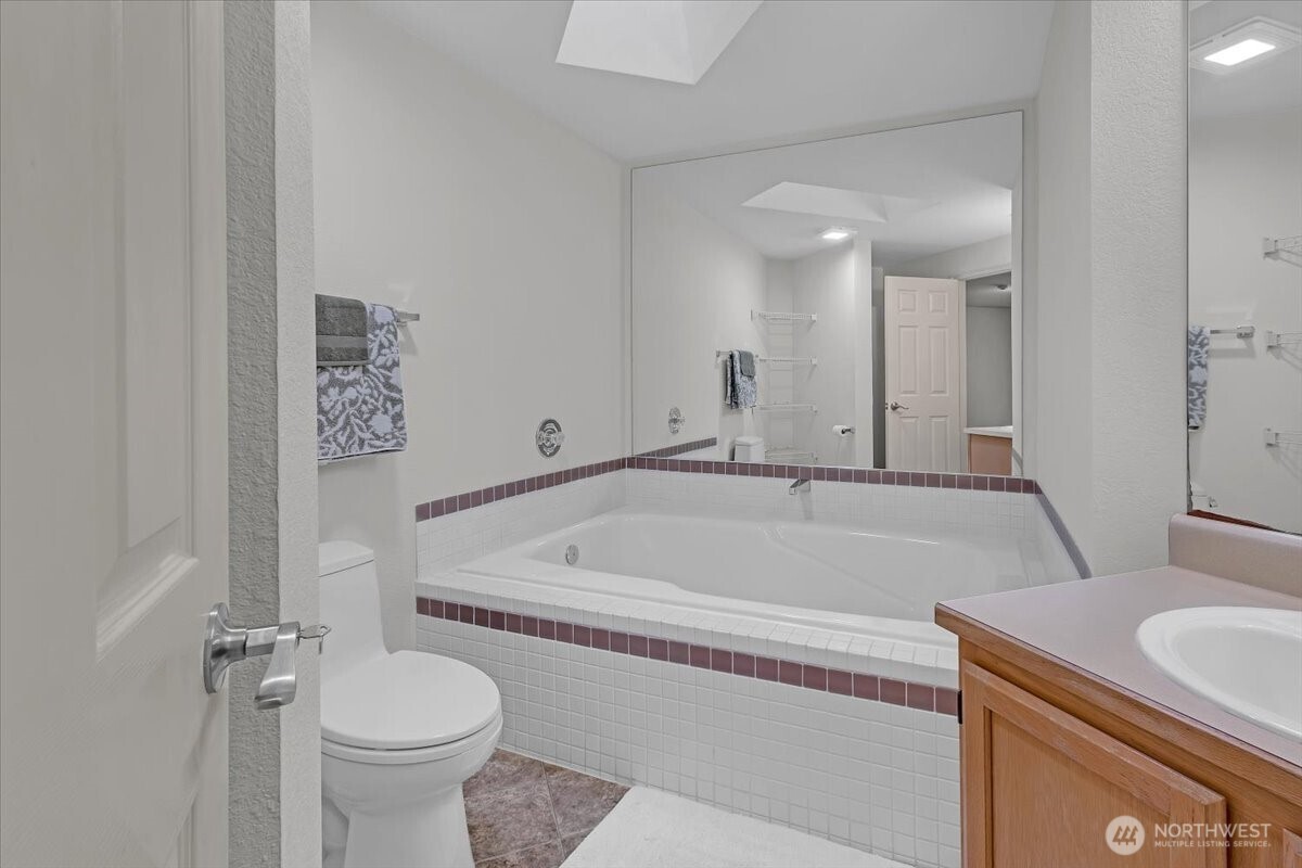 8653 Avondale Road Northeast, Unit D208 Redmond, WA 98052 - Photo 18 of 32 a bathroom with a sink a toilet and a bathtub