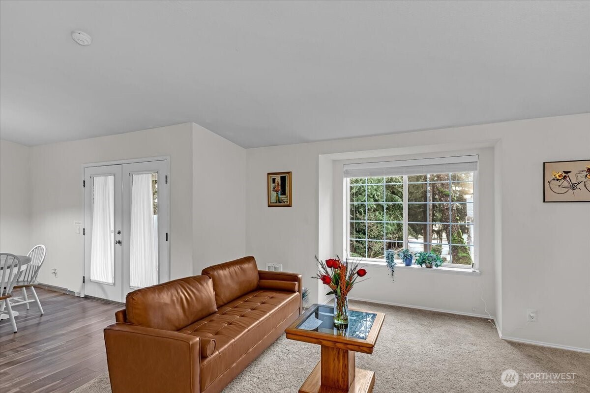 8653 Avondale Road Northeast, Unit D208 Redmond, WA 98052 - Photo 6 of 32 a living room with furniture and a window