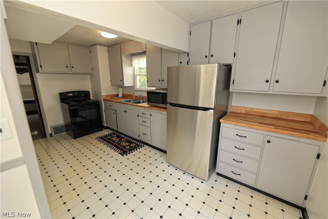 955 Pembrook Road Cleveland Heights, OH 44121 - Photo 5 of 12