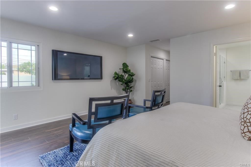 1925 North Screenland Drive Burbank, CA 91505 - Photo 22 of 31 a bedroom with bed tv and table
