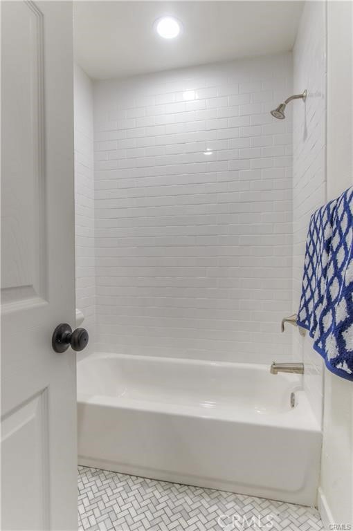 1925 North Screenland Drive Burbank, CA 91505 - Photo 3 of 31 a bathroom with a bathtub