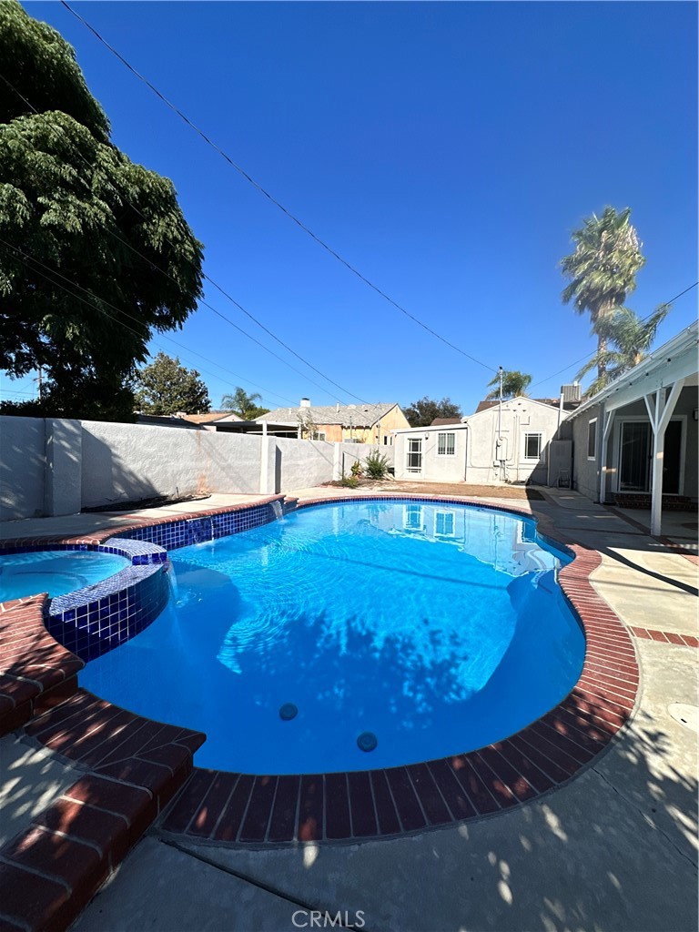 1925 North Screenland Drive Burbank, CA 91505 - Photo 31 of 31 a view of a pool
