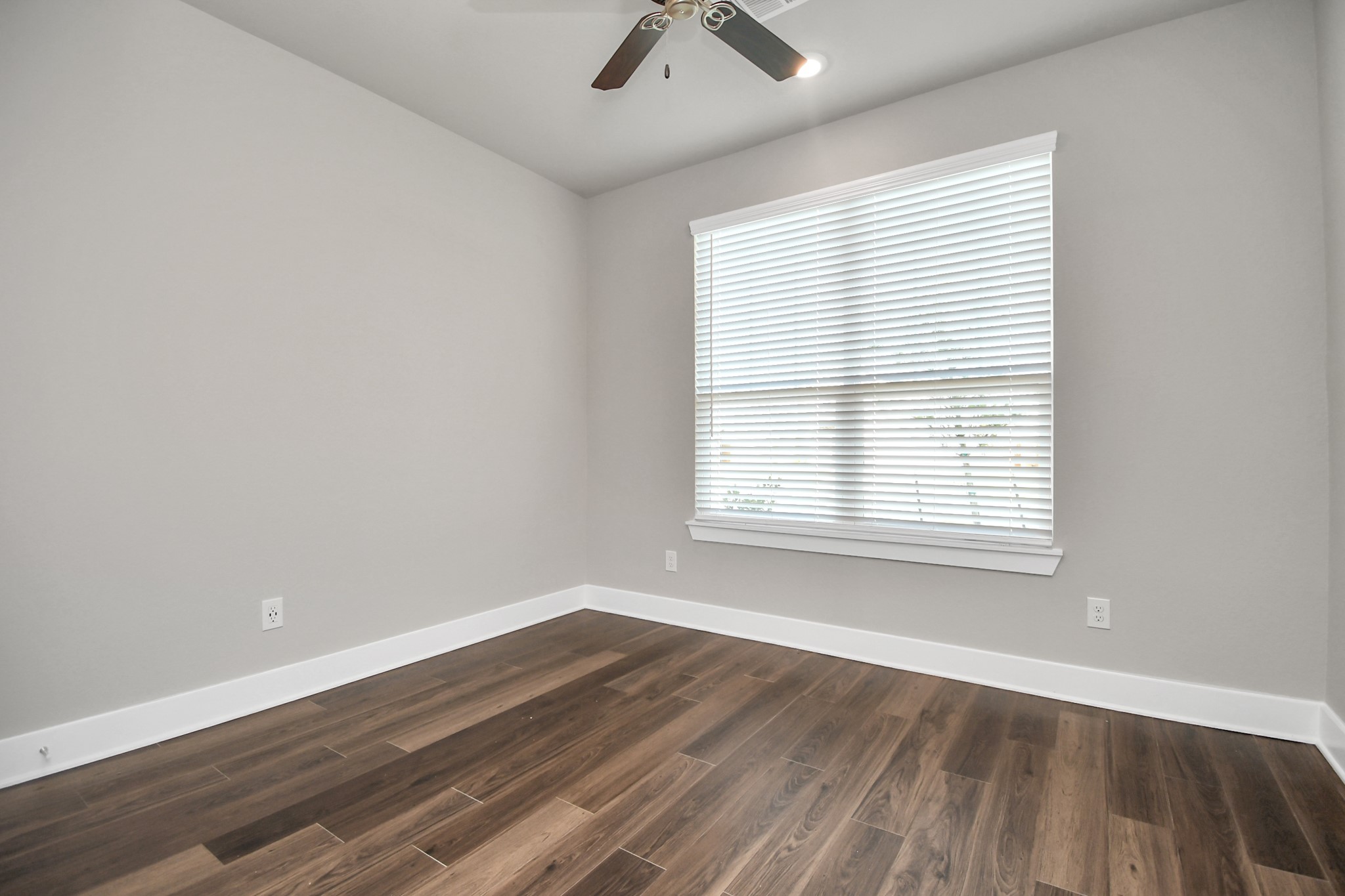 1234 Scarlet Crk Drive Rosharon, TX 77583 - Photo 10 of 21 One of the secondary bedrooms with double windows.