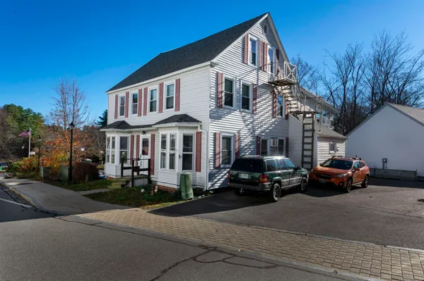$750,000 | 4 Water Street, Newmarket, NH 03857