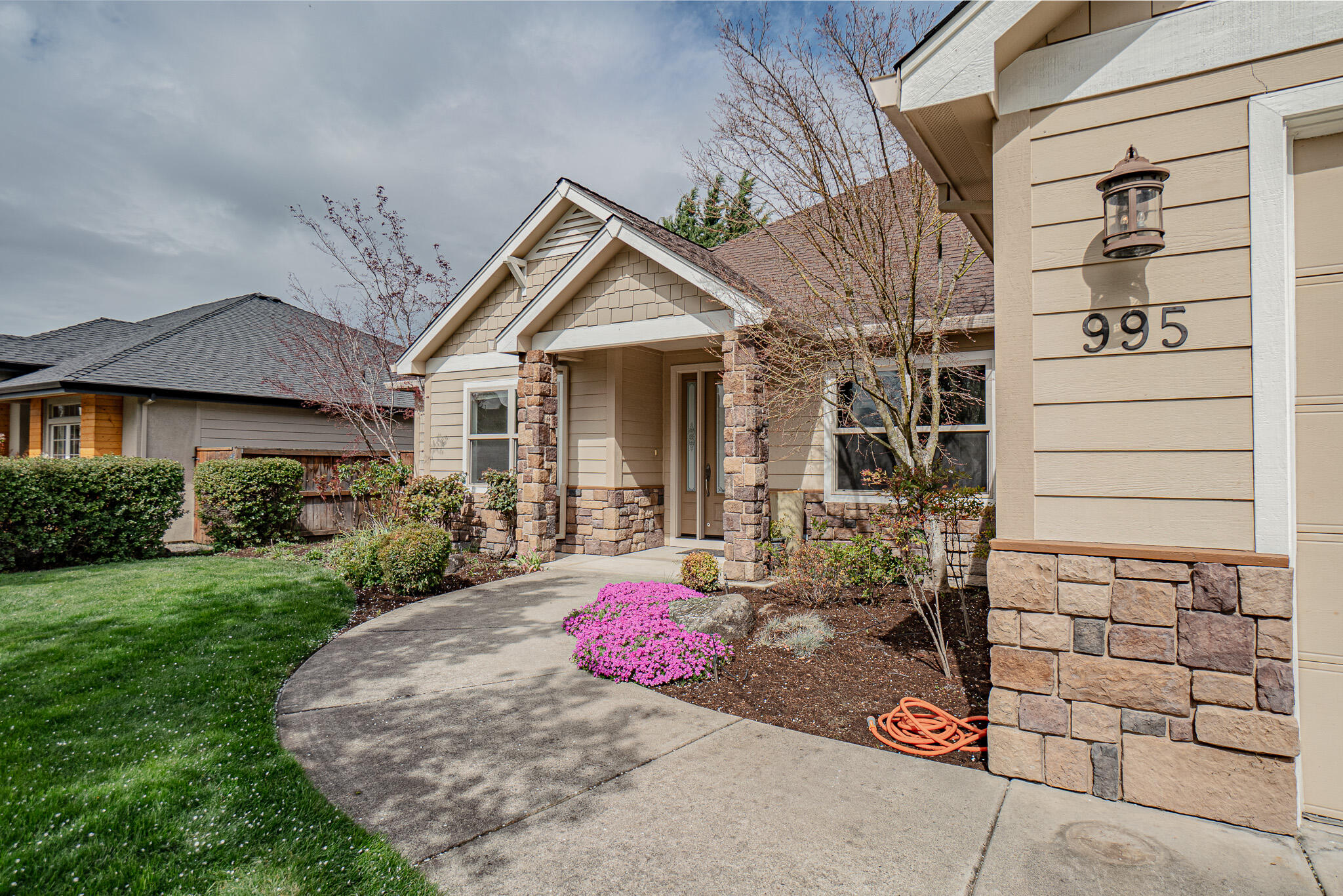 995 Pumpkin Ridge Eagle Point, OR 97524 - Photo 3 of 35 DSC01705-HDR