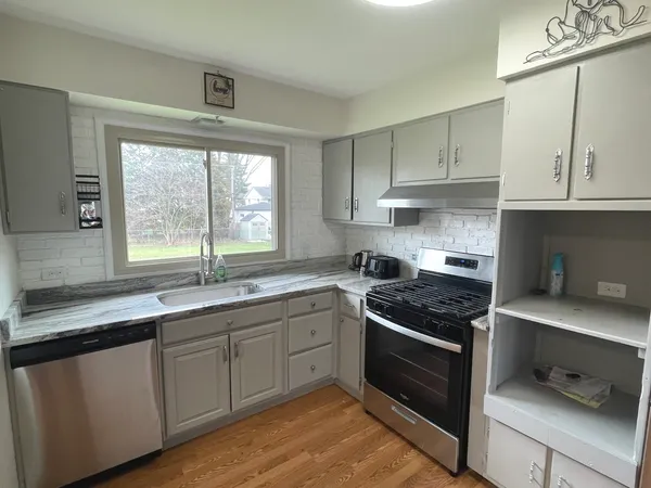 $3,100 | 594 Comstock Avenue, Elmhurst, IL 60126