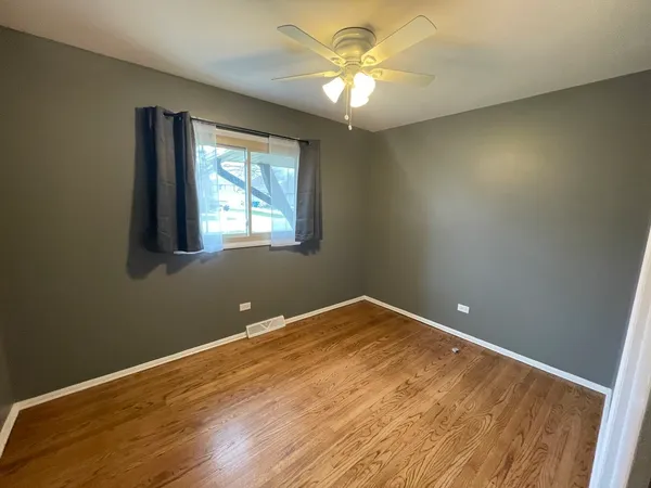 $3,100 | 594 Comstock Avenue, Elmhurst, IL 60126