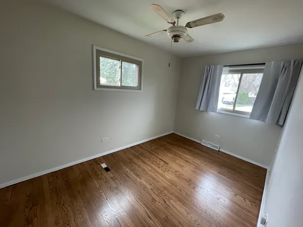 $3,100 | 594 Comstock Avenue, Elmhurst, IL 60126