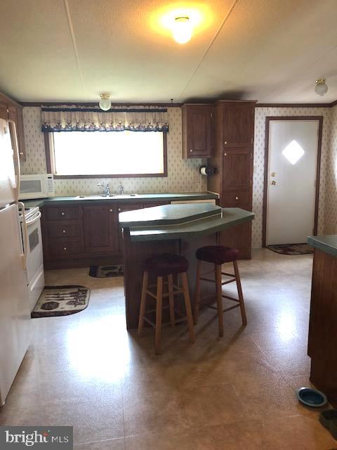 16923 Alcott Road Hagerstown, MD 21740 - Photo 11 of 38 Kitchen looking from Dinning room