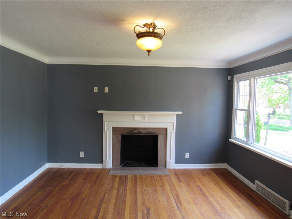 1901 Staunton Road Cleveland, OH 44118 - Photo 3 of 27 Living Room