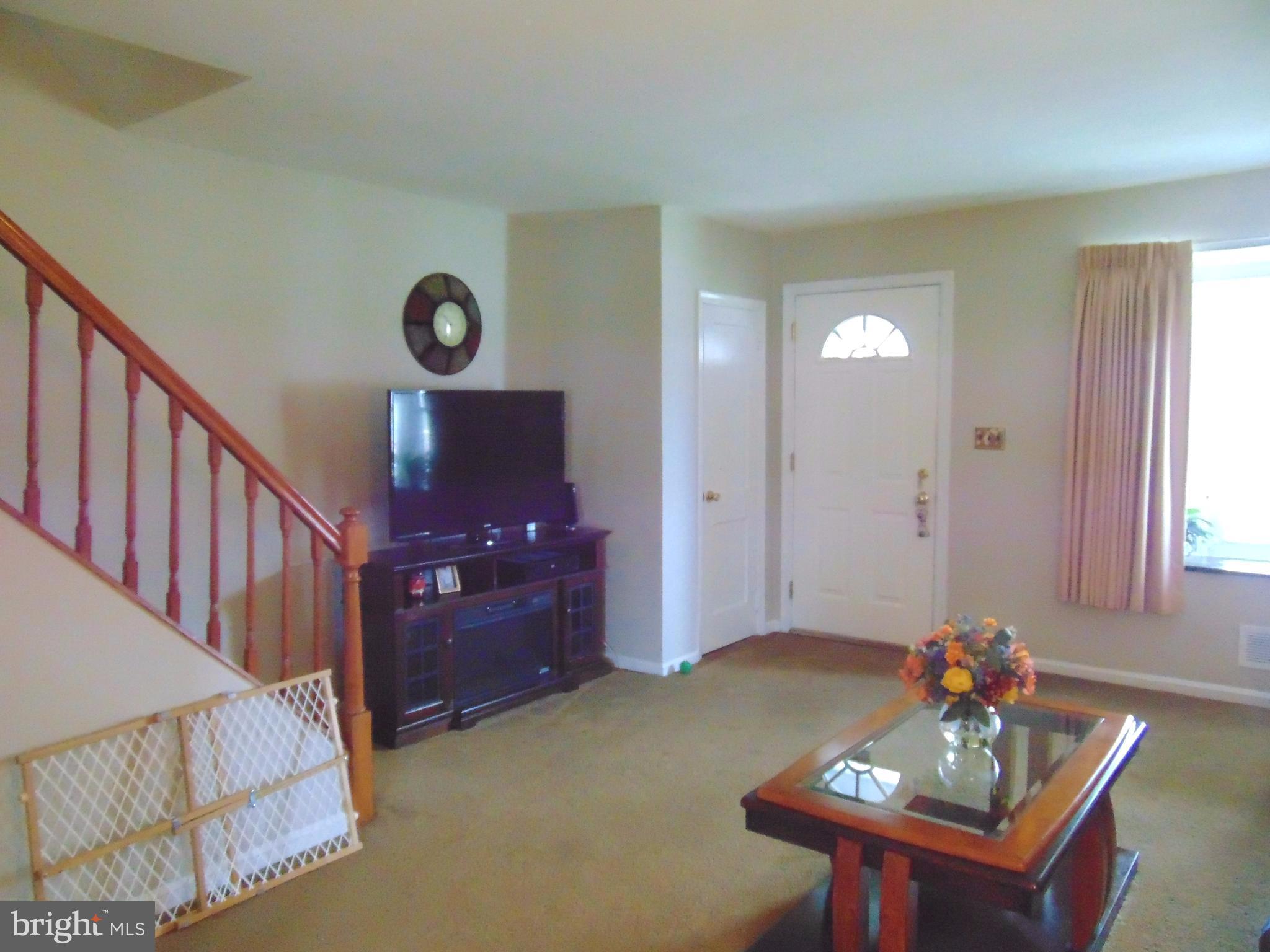 812 Arncliffe Road Baltimore, MD 21221 - Photo 4 of 28 Living Room