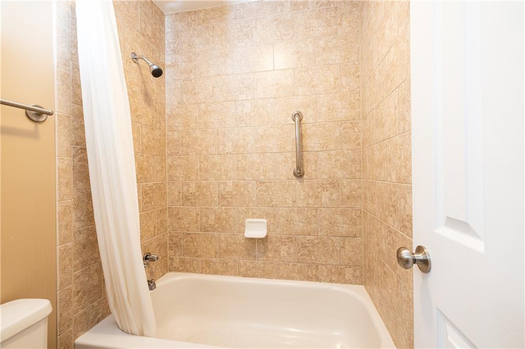 1468 Briarwood Road Northeast, Unit 1005 Atlanta, GA 30319 - Photo 29 of 45 a bathroom with a bathtub