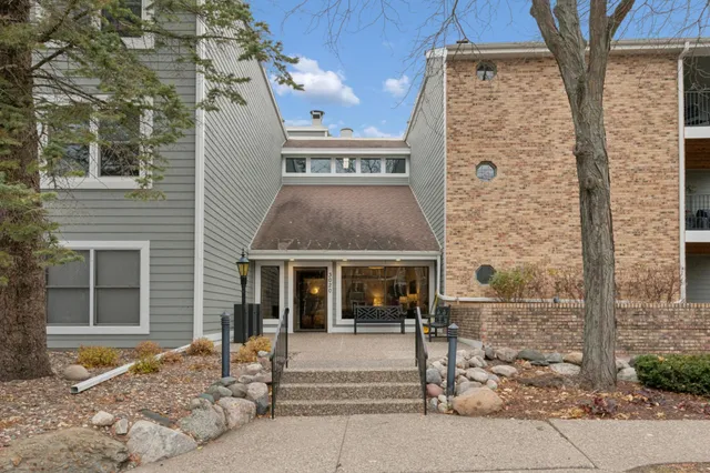 $359,900 | 3020 St Albans Mill Road, Unit 310, Minnetonka, MN 55305
