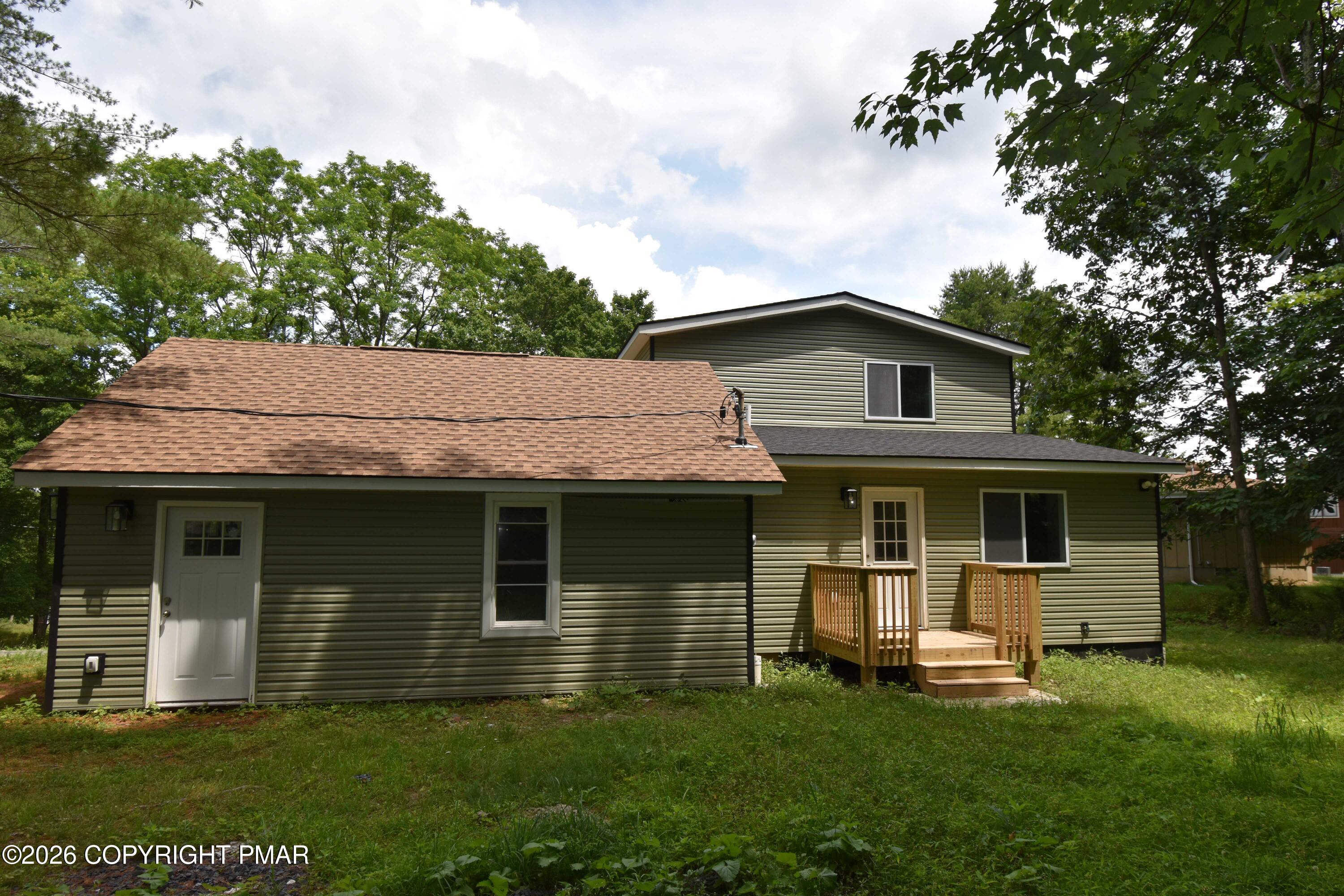 108 Stag Court Bushkill, PA 18324 - Photo 9 of 29 back