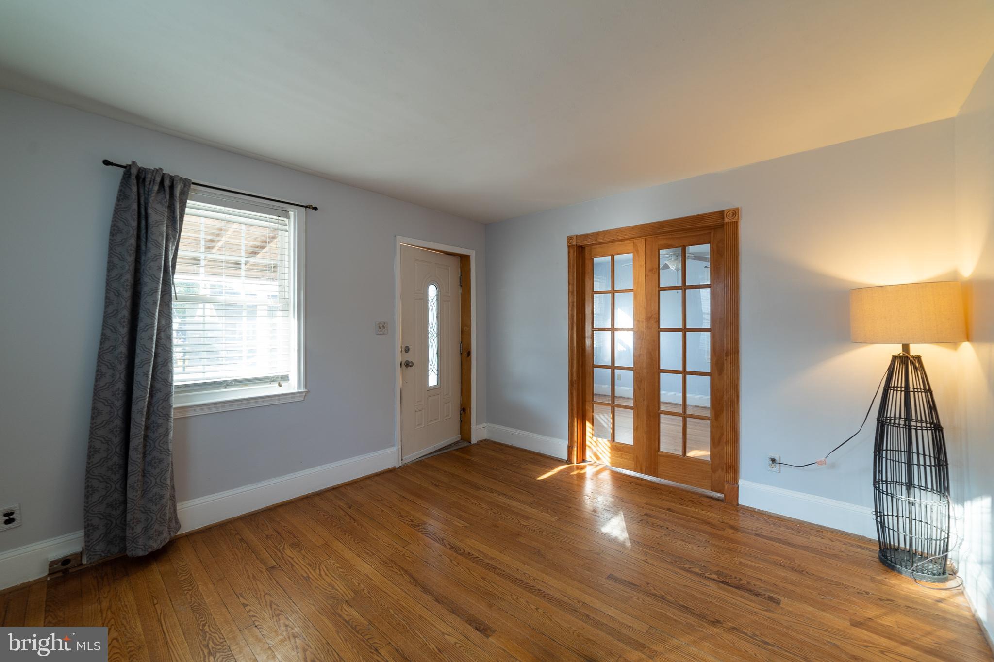 546 Forest View Road Linthicum, MD 21090 - Photo 4 of 30 Living Room
