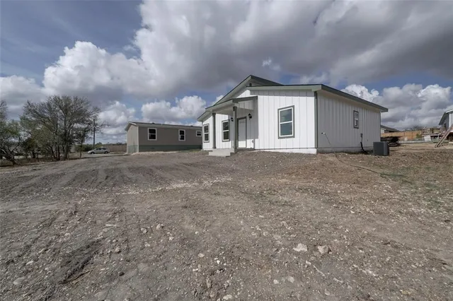 $435,000 | 231 La Fortuna Drive, Dale, TX 78616