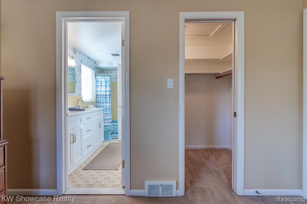 7131 Springridge Road West Bloomfield, MI 48322 - Photo 22 of 47