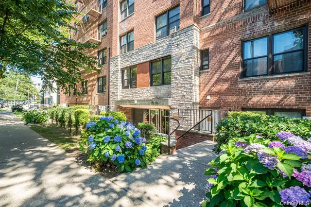 $329,000 | 141-30 84th Road, Unit 5E | Briarwood