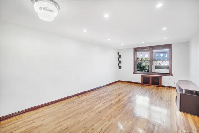 $329,000 | 141-30 84th Road, Unit 5E | Briarwood