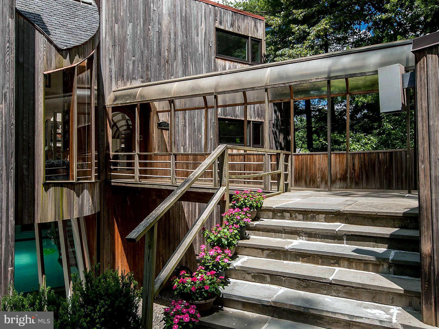2724 Chain Bridge Road Northwest Washington, DC 20016 - Photo 6 of 30 a view of small garden in the patio